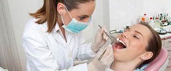 Clínica Dental Rubio mujer recibiendo atención odontológica
